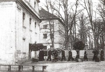 Kościół szkolny i budynek PWSZ w tle