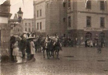 Na rynku w strugach deszczu