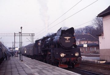 Stoi na stacji lokomotywa