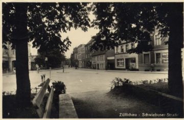 Widok na ulicę Jana Pawła II z parku pod wieżą ciśnień