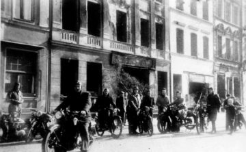 Spotkanie motocyklistów na tle spalonego rynku