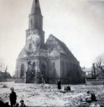 Odgruzowany teren przy kościele (przyszły plac ks. Kaczmarka)