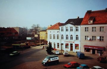 Fragment rynku z widokiem na skwer przy kościele