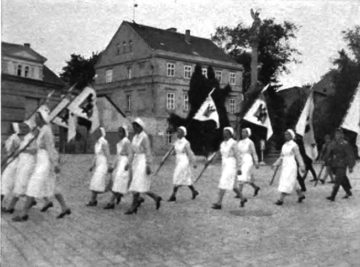Pochód niemieckiej służby zdrowia w okolicy zboru
