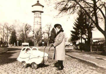 Stylowy wózek na tle wieży ciśnień