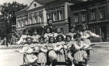 Pamiątkowe zdjęcie na tle budynku poczty