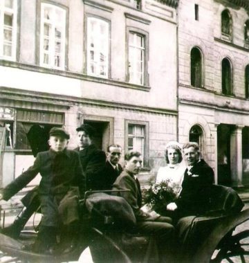 Ślubna bryczka na ul. Łukasiewicza