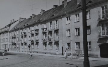 Powojenne kamienice wschodniej strony rynku