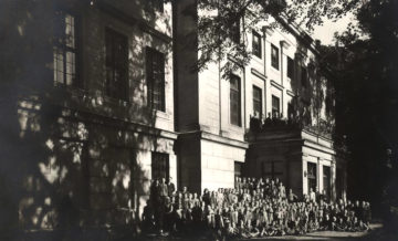 Zdjęcie grupowe na tle szkoły