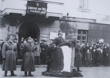 Przemówienie na placu ratuszowym