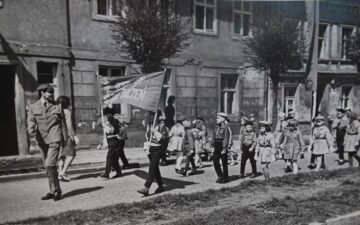 Przemarsz jedną z ulic miasta