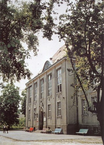 Kto pamięta ławki pod budynkiem tej szkoły?