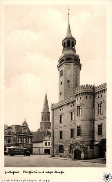 Ratusz z kościołem w tle