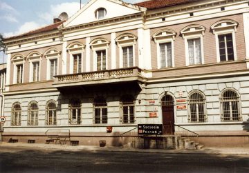 Budynek poczty z wejściem od frontu