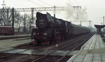 Pociąg z Poznania wjechał na tor przy peronie 3