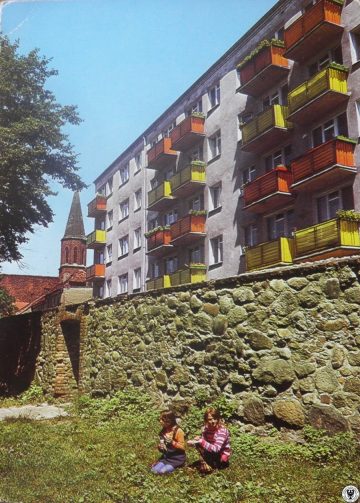 Mury miejskie na fotografii z lat 70-ych