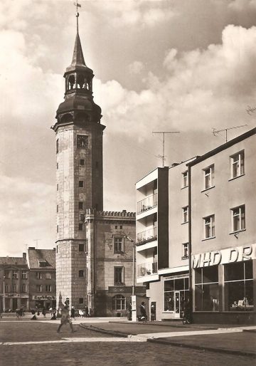 Ratusz widoczny od strony ulicy Sikorskiego