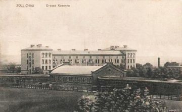 Widok na koszary z dalszej odległości